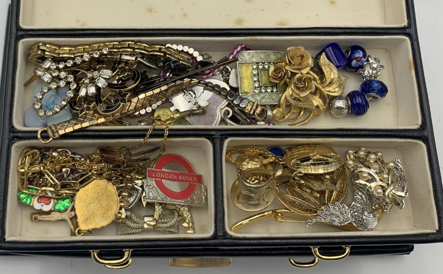 A collection of costume jewellery in carry case including a number of rings, brooches, beads etc. - Image 4 of 5