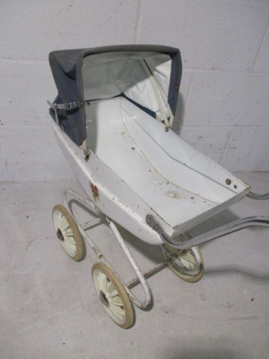 A vintage child's pram and wooden framed cot - Image 5 of 13