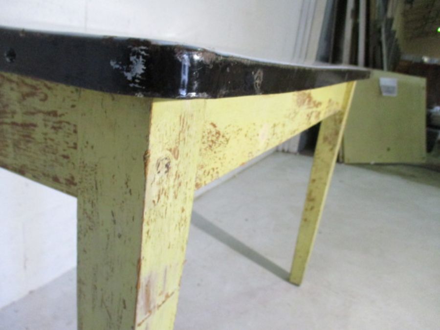 A vintage kitchen table with enamelled top - Image 6 of 7