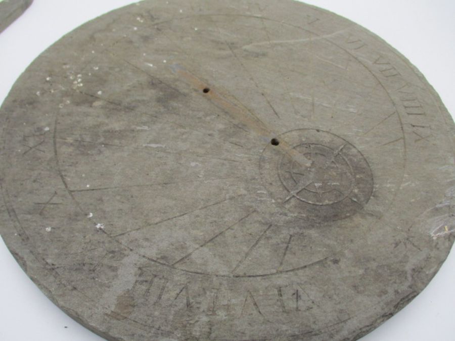 A circular slate sundial with Roman numerals, diameter 24.5cm - Image 3 of 6