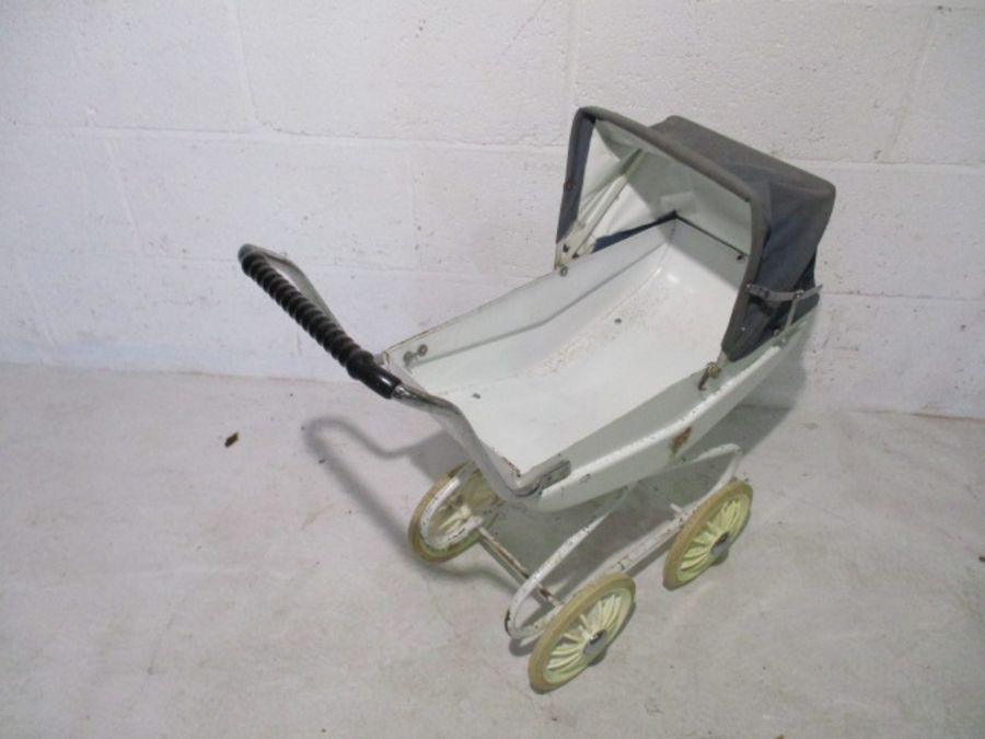 A vintage child's pram and wooden framed cot - Image 3 of 13