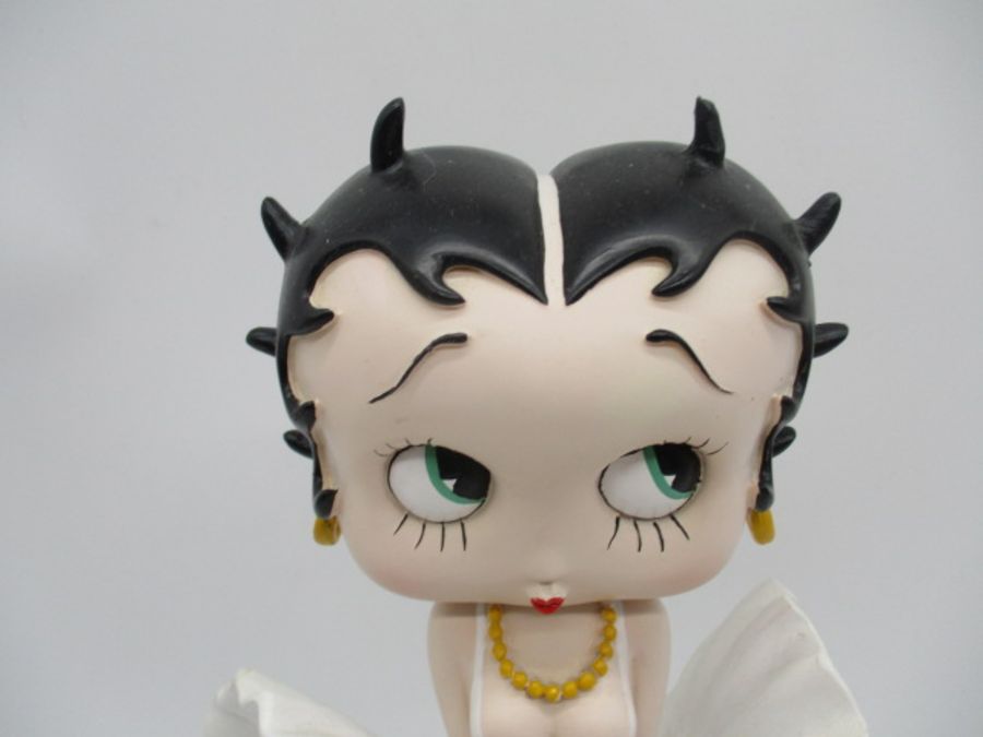 A collection of three boxed Betty Boop figurines including Classic Pose, Betty Leg Up, Betty Sun- - Image 3 of 15