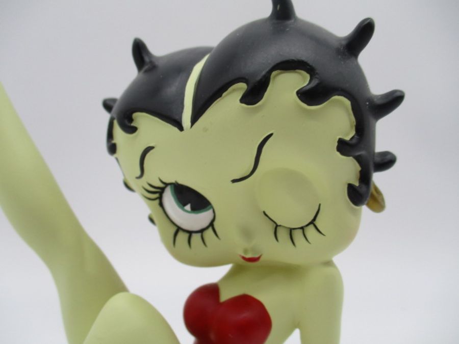 A collection of three boxed Betty Boop figurines including Classic Pose, Betty Leg Up, Betty Sun- - Image 10 of 15