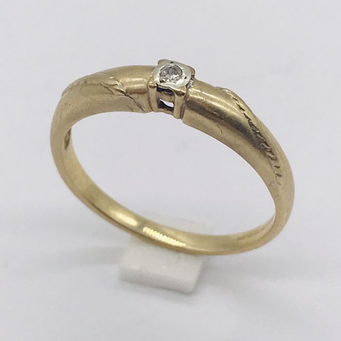 A 9ct gold diamond solitaire ring
