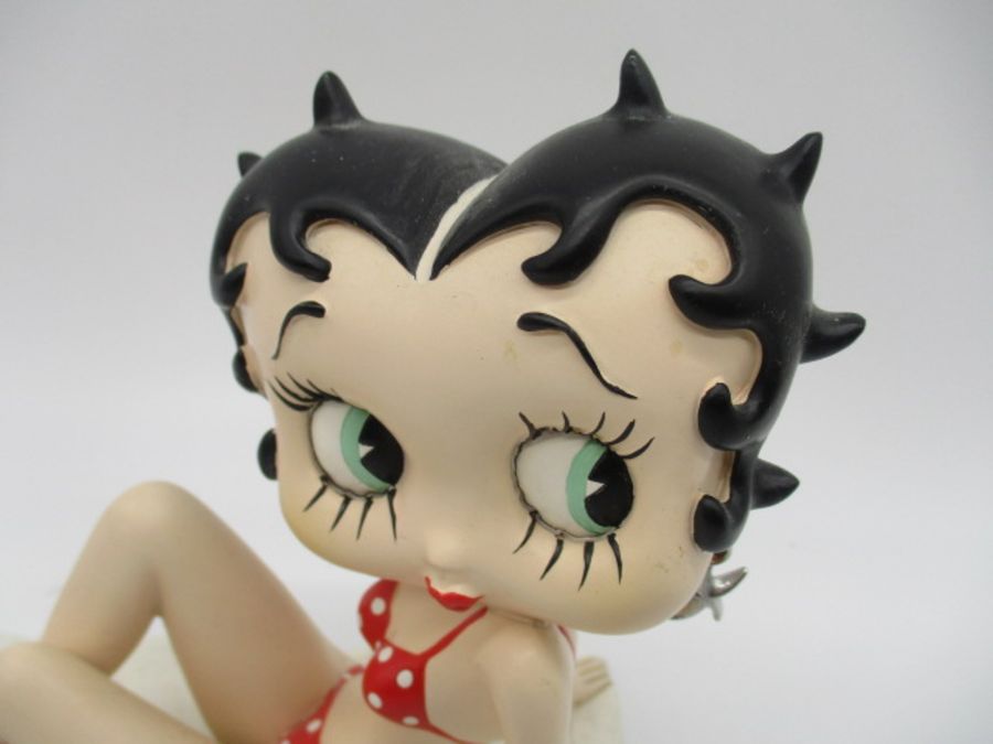 A collection of three boxed Betty Boop figurines including Classic Pose, Betty Leg Up, Betty Sun- - Image 6 of 15