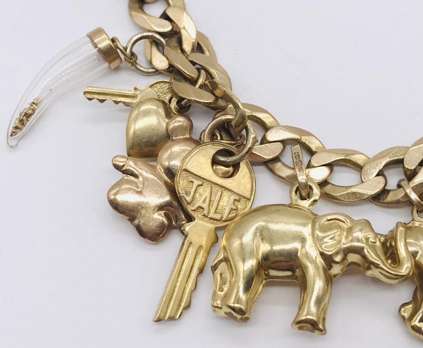 A 9ct gold charm bracelet with various novelty charms including a gypsy caravan which opens to - Image 2 of 5