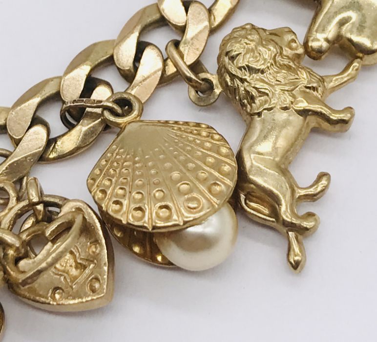 A 9ct gold charm bracelet with various novelty charms including a gypsy caravan which opens to - Image 4 of 5
