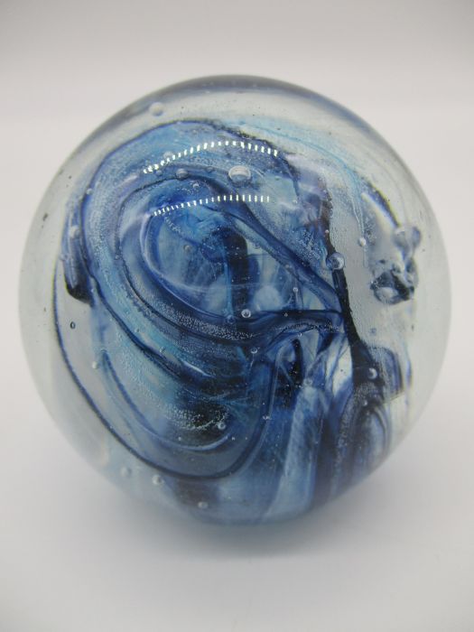 A collection of signed paperweights including Caithness, Mdina, Svaja etc. - Image 19 of 21