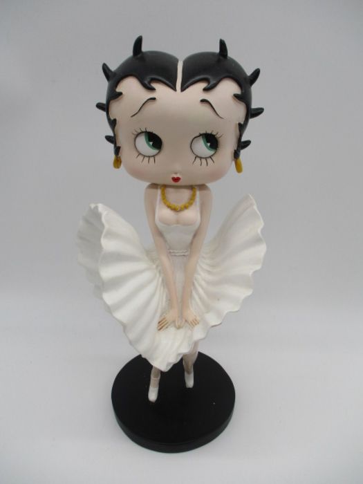 A collection of three boxed Betty Boop figurines including Classic Pose, Betty Leg Up, Betty Sun- - Image 2 of 15