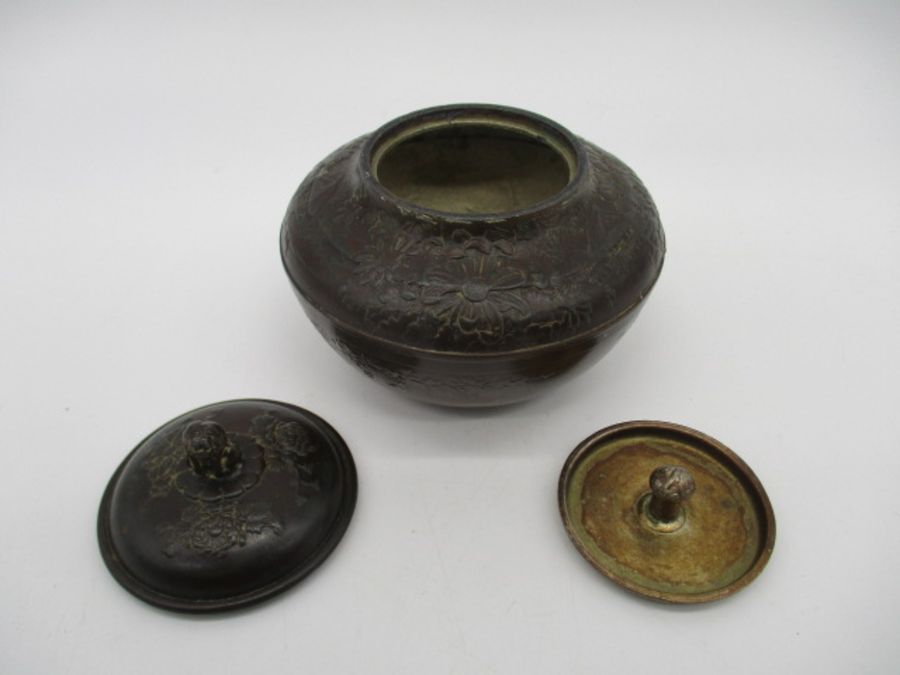 An Oriental bronze tea caddy with inner lid, with embossed decoration. - Image 3 of 3