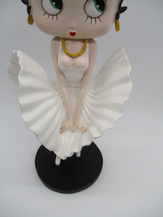 A collection of three boxed Betty Boop figurines including Classic Pose, Betty Leg Up, Betty Sun- - Image 4 of 15