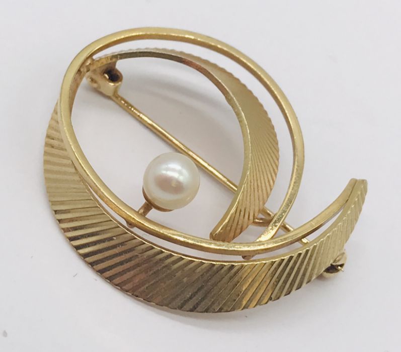 A 9ct gold brooch set with a pearl, total weight 3.9g