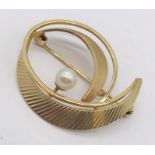 A 9ct gold brooch set with a pearl, total weight 3.9g