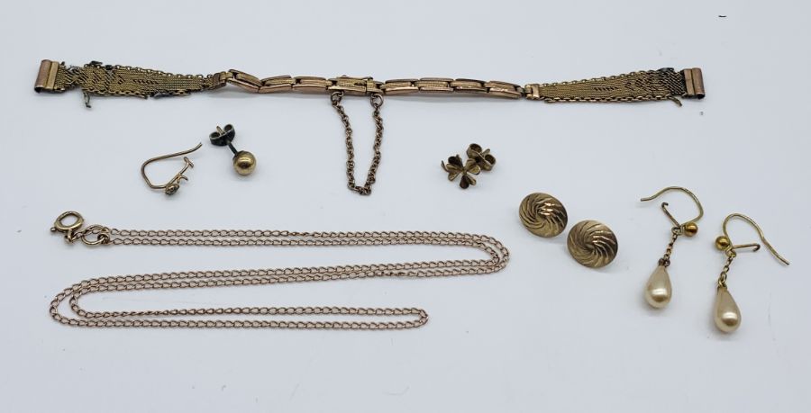 A collection of 9ct gold earrings, watch strap etc. total weight 9g