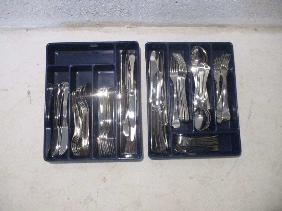 A quantity of stainless steel cutlery.