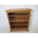 An oak freestanding bookshelf, length 97cm, height 100cm.