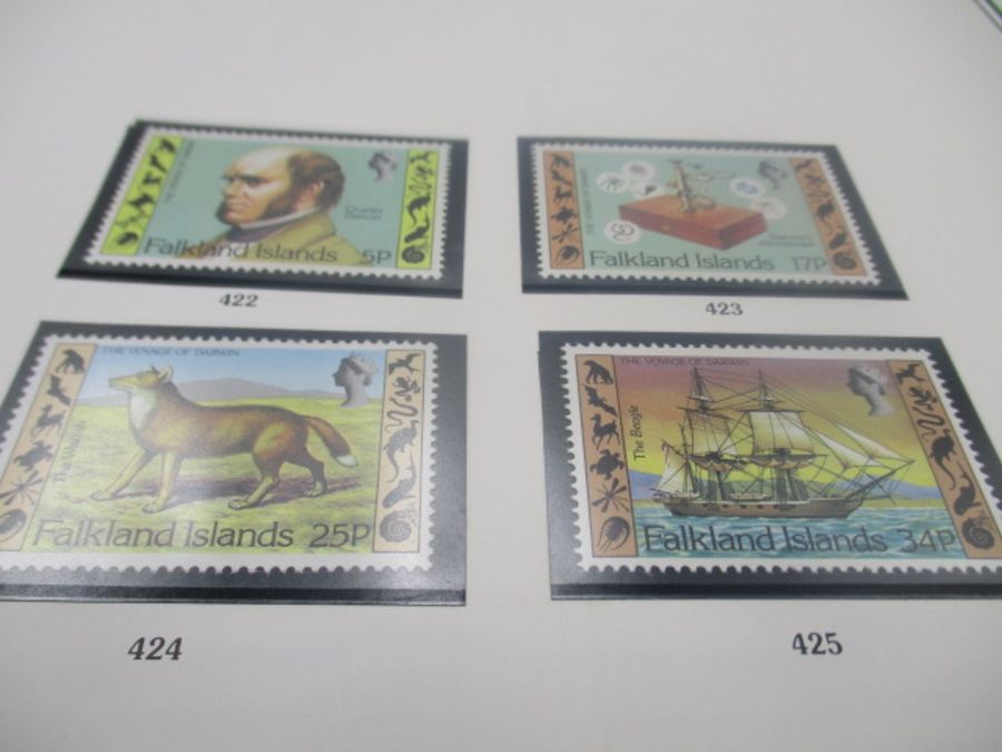 A large collection of UK and world wide loose leaf stamps. Lot also includes some part completed - Image 111 of 146