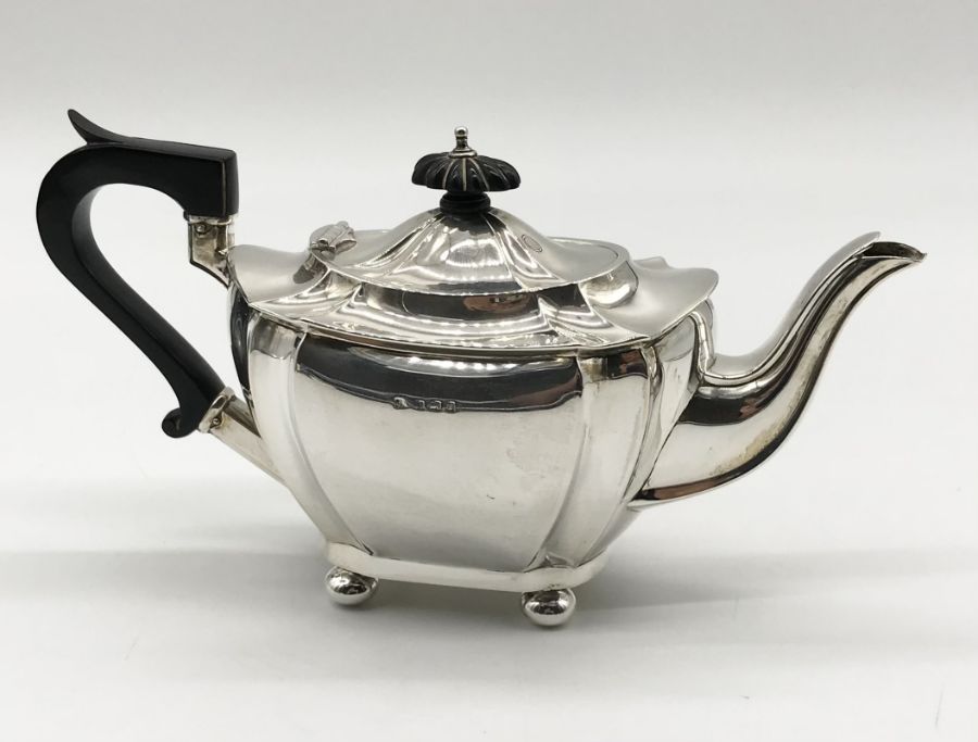 An Edwardian three piece silver Batchelors tea set, total weight 510g - Image 3 of 4