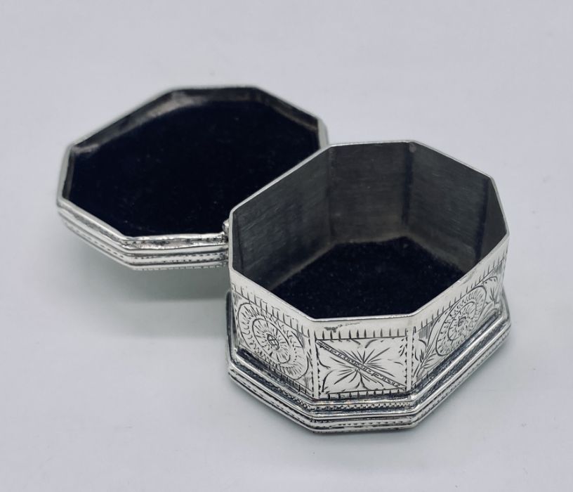 A 925 silver pill box with mother of pearl inset to lid - Image 2 of 2