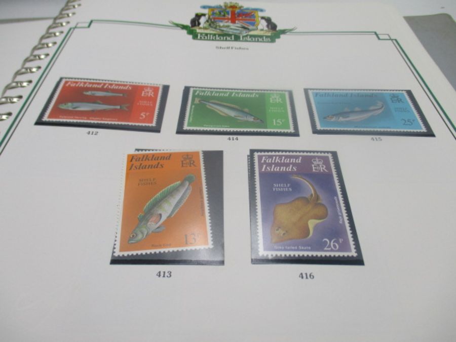 A large collection of UK and world wide loose leaf stamps. Lot also includes some part completed - Image 110 of 146