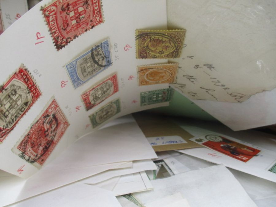 A large collection of UK and world wide loose leaf stamps. Lot also includes some part completed - Image 146 of 146