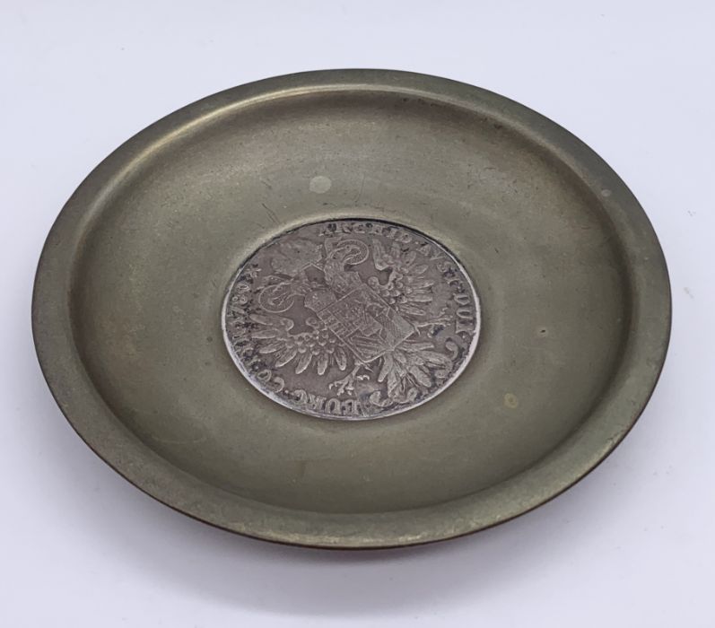 A pair of 800 continental silver dishes with a split silver Marie Theresa Thaler dated 1780 - Image 2 of 4