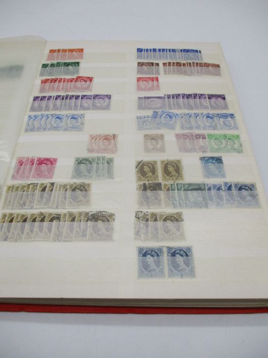 An album of U.K. stamps, featuring Wilding and Machin Queen Elizabeth's, plus some earlier stamps. - Image 11 of 34