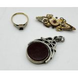 A Victorian 9ct gold brooch (3g) along with an 18ct gold and platinum ring (no stone, 1.9g) and a