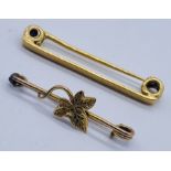 An 18ct gold bar brooch (weight 3.5g) along with a small 15ct gold brooch with an ivy leaf (weight