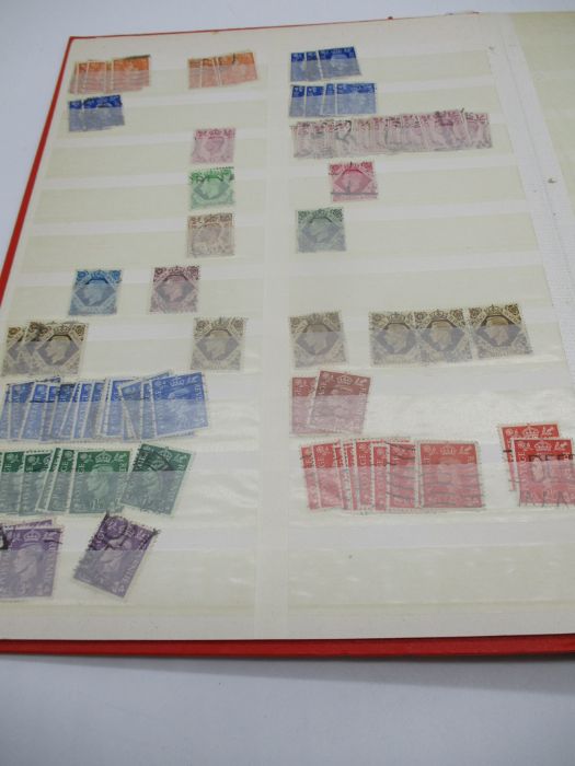 An album of U.K. stamps, featuring Wilding and Machin Queen Elizabeth's, plus some earlier stamps. - Image 4 of 34