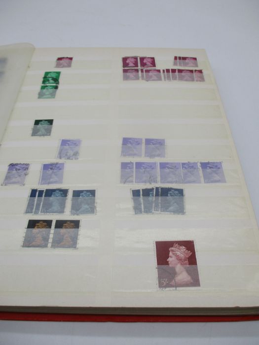An album of U.K. stamps, featuring Wilding and Machin Queen Elizabeth's, plus some earlier stamps. - Image 9 of 34
