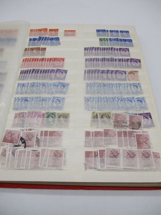 An album of U.K. stamps, featuring Wilding and Machin Queen Elizabeth's, plus some earlier stamps. - Image 13 of 34