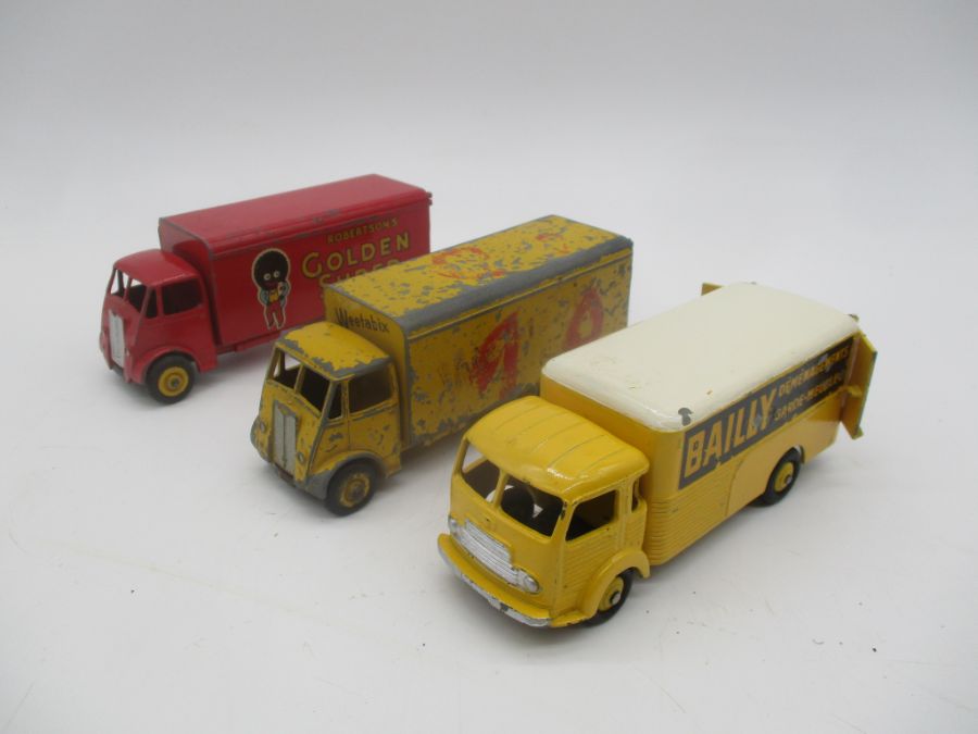 A collection of playworn die-cast vans and trucks including Dinky Toys, Corgi Toys, Lledo - Bild 4 aus 6