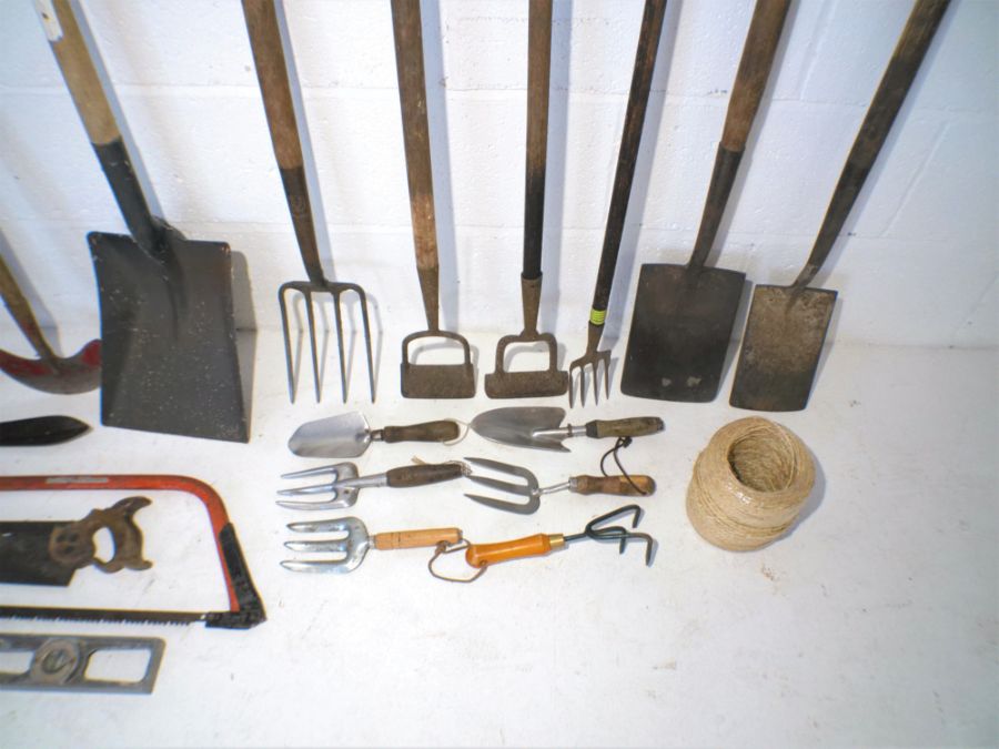 A quantity of various vintage tools and gardening items including shovel, spades, gardeners fork, - Bild 2 aus 8
