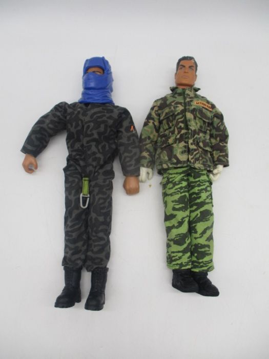 A collection of five Action Man figurines including scuba diving equipment, helmets, weapon etc - Bild 4 aus 5