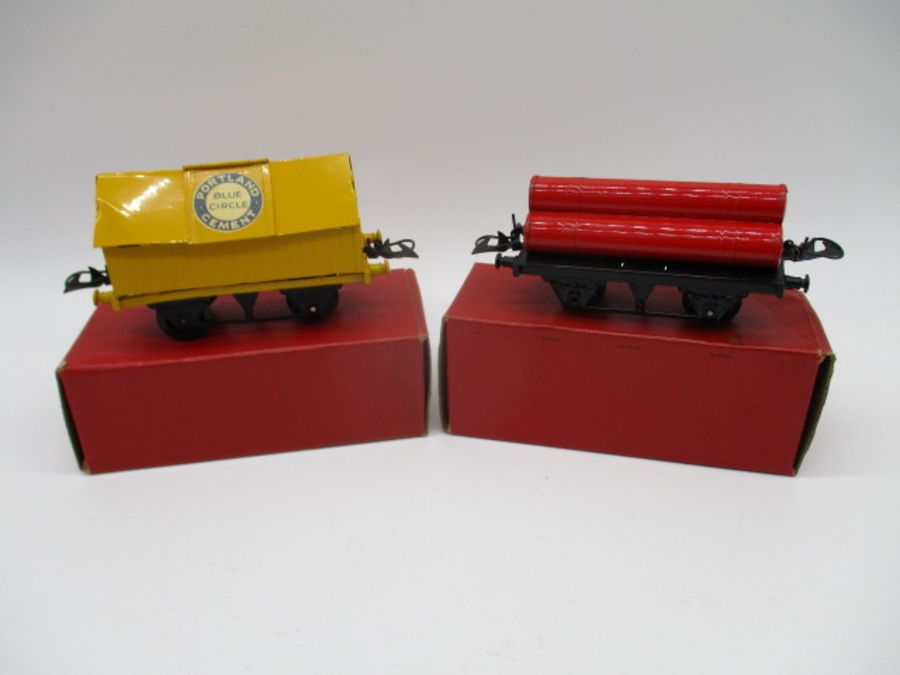 A collection of nine boxed Hornby Trains O gauge rolling stock including three coaches (42117, - Bild 2 aus 7