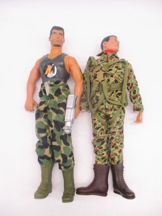 A collection of five Action Man figurines including scuba diving equipment, helmets, weapon etc - Bild 3 aus 5