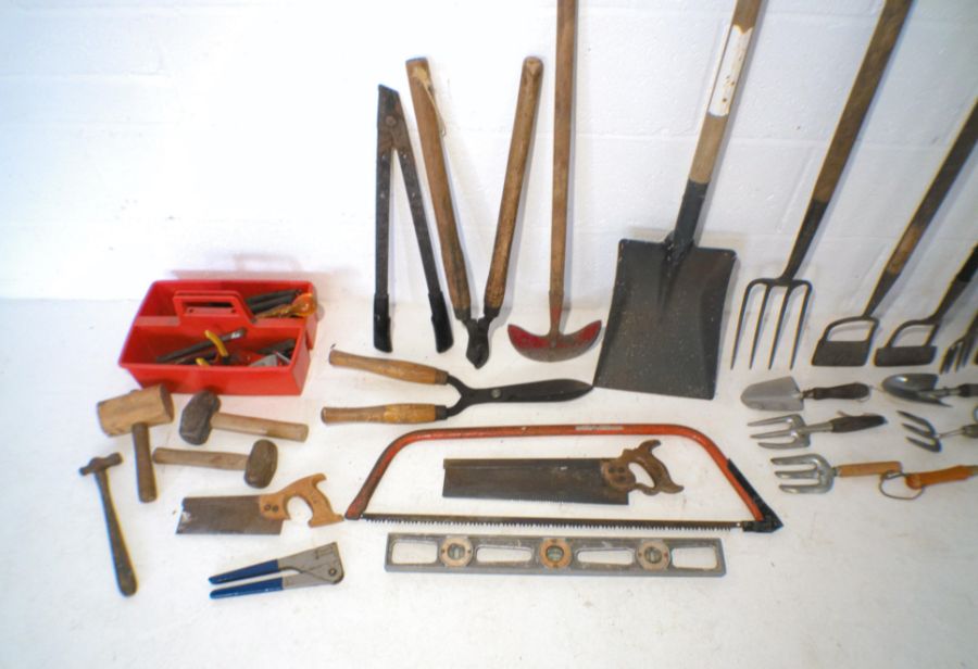 A quantity of various vintage tools and gardening items including shovel, spades, gardeners fork, - Bild 3 aus 8