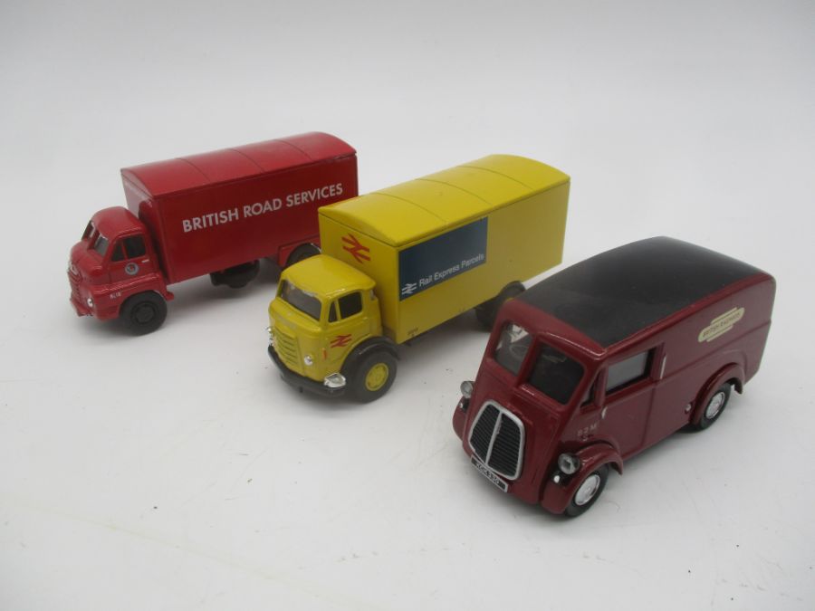 A collection of playworn die-cast vans and trucks including Dinky Toys, Corgi Toys, Lledo - Bild 5 aus 6