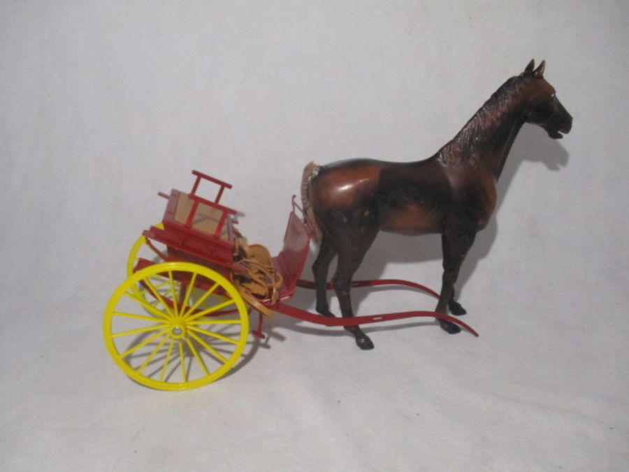 A collection of Sindy Doll accessories including furniture, horses and car, shoes, cutlery, - Bild 7 aus 8