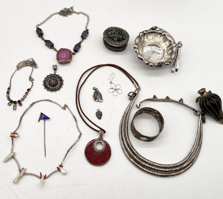 A collection of SCM and 925 silver jewellery, boxes, tea strainer etc. - Bild 2 aus 2