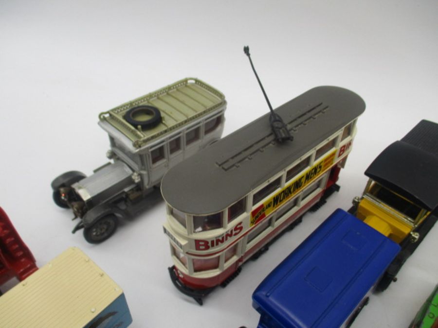 A collection of loose die-cast vehicles including Oxford, Lledo, Matchbox, Corgi etc - Bild 2 aus 9