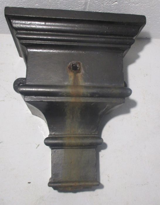 A cast iron hopper along with two wrought iron wall planters. - Bild 2 aus 9