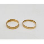 Two 18ct gold wedding bands, total weight 3.2g