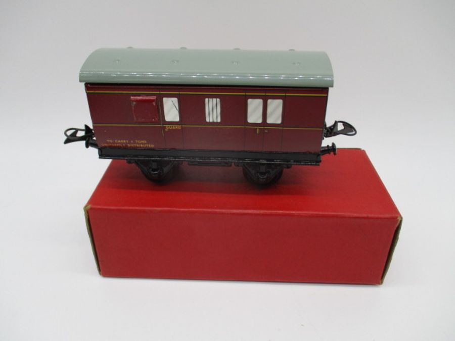 A collection of nine boxed Hornby Trains O gauge rolling stock including three coaches (42117, - Bild 4 aus 7