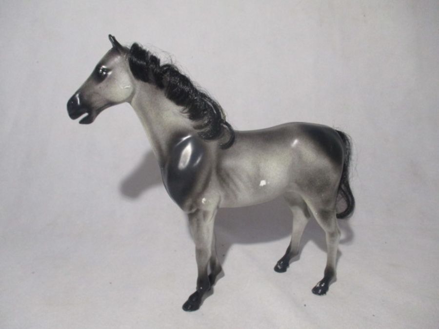 A collection of Sindy Doll accessories including furniture, horses and car, shoes, cutlery, - Bild 8 aus 8