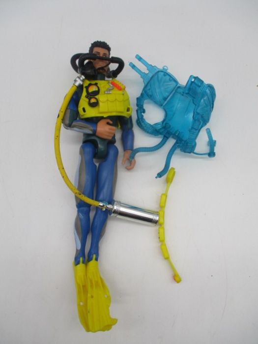 A collection of five Action Man figurines including scuba diving equipment, helmets, weapon etc - Bild 2 aus 5