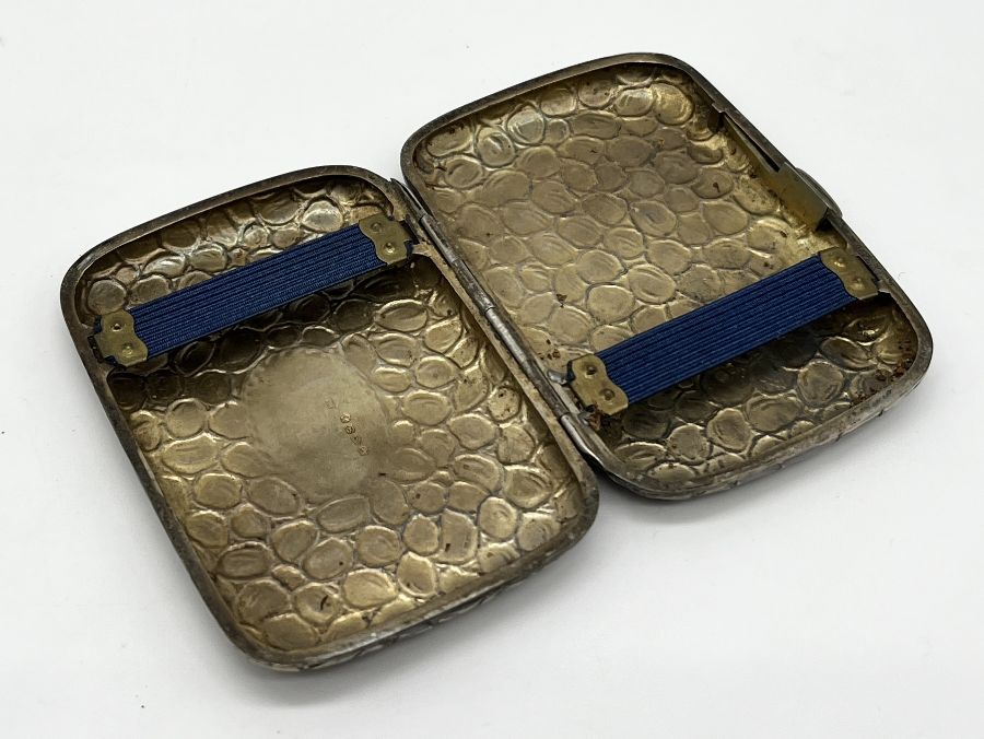 A hallmarked silver cigarette case along with three silver bladed fruit knives etc. - Bild 4 aus 5