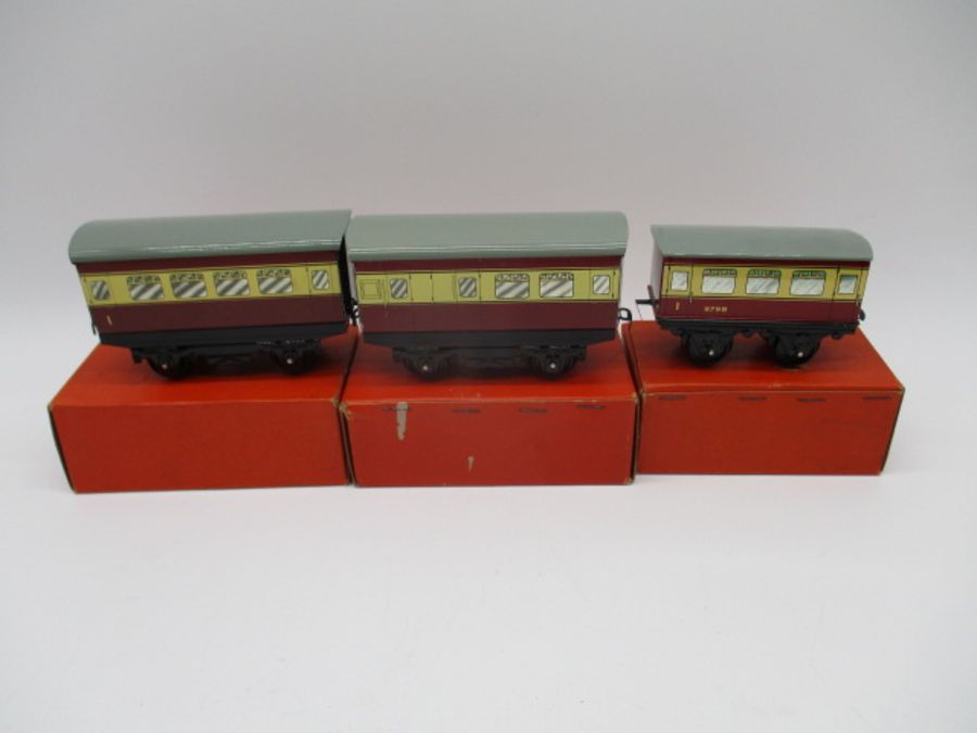 A collection of nine boxed Hornby Trains O gauge rolling stock including three coaches (42117, - Bild 6 aus 7