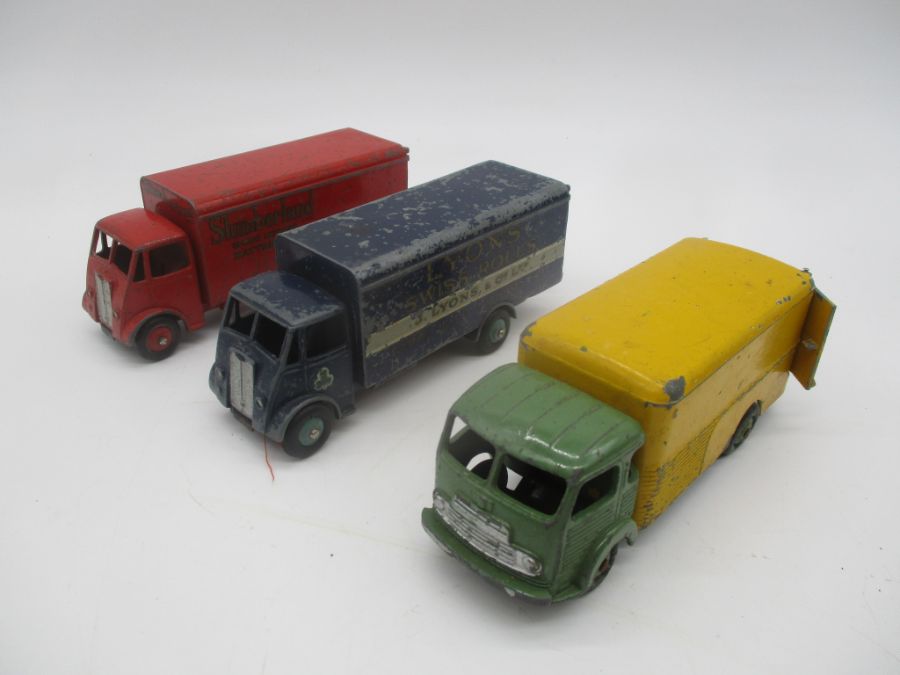 A collection of playworn die-cast vans and trucks including Dinky Toys, Corgi Toys, Lledo - Bild 2 aus 6